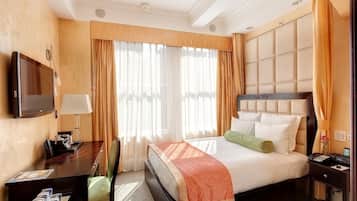 Standard Room, 1 Queen Bed | Minibar, in-room safe, desk, blackout curtains