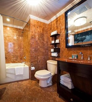 Standard Room, 1 King Bed | Bathroom | Designer toiletries, hair dryer, bathrobes, slippers - Flatiron Hotel (New York)
