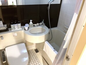 シャワー付き浴槽、バスアメニティ (無料)、ヘアドライヤー、バスローブ