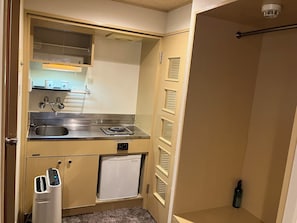 Escritorio, wifi gratis, ropa de cama