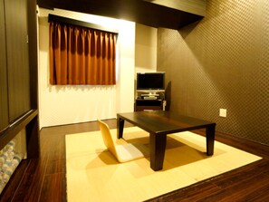 Habitación tradicional, para no fumadores (Japanese Style) | Escritorio, tabla de planchar con plancha, wifi gratis y ropa de cama
