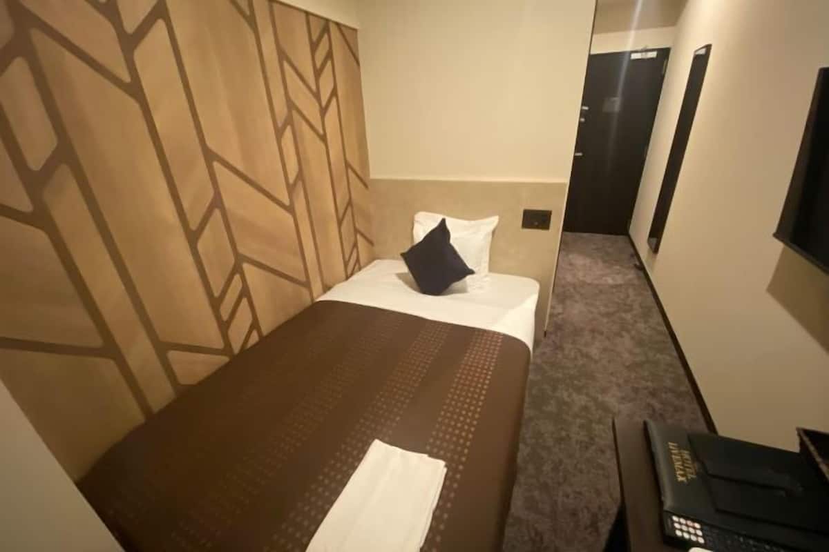 1 habitación, escritorio, tabla de planchar con plancha y wifi gratis