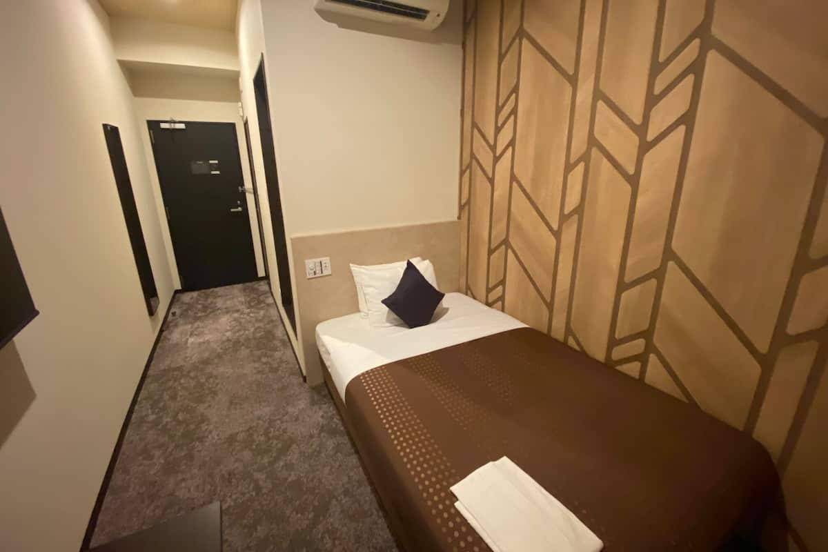 1 habitación, escritorio, tabla de planchar con plancha y wifi gratis