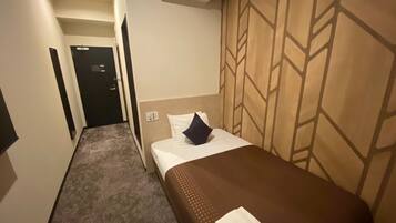 Escritorio, tabla de planchar con plancha, wifi gratis y ropa de cama