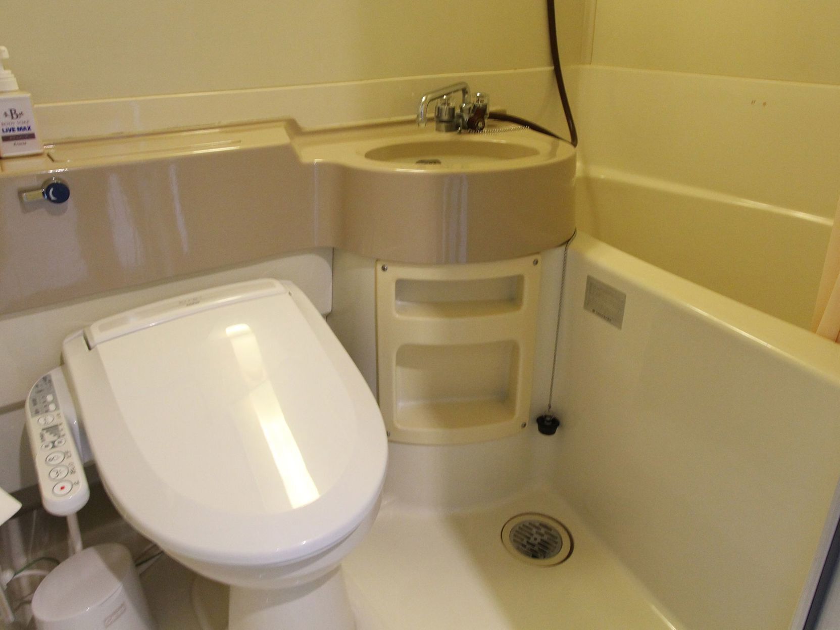 Badezimmer | Duschwanne, kostenlose Toilettenartikel, Haartrockner, Hausschuhe
