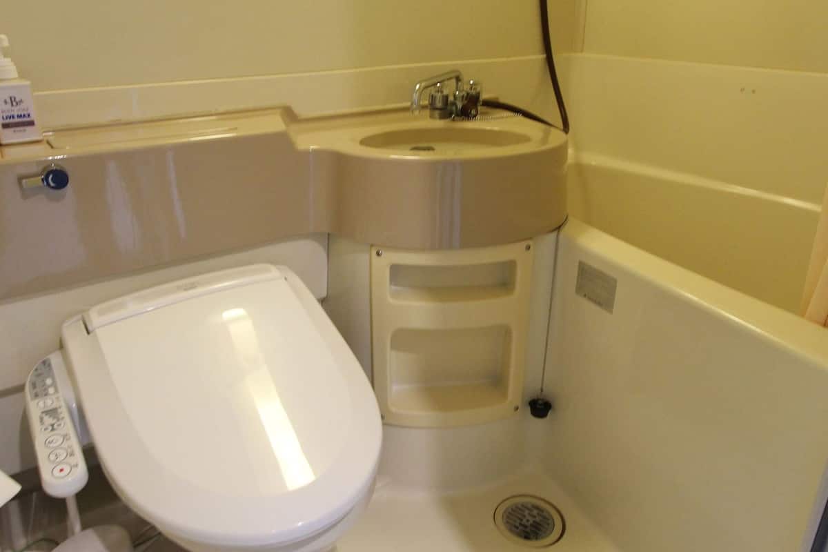 Une salle de bain avec des toilettes, un lavabo et une baignoire.
