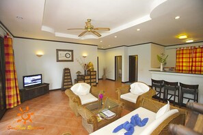 Villa, piscine privée | Coin séjour | Télévision à écran plat de 21 pouces avec chaînes par câble, télévision