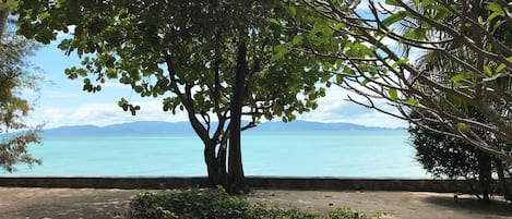 在海滩、白沙、沙滩椅