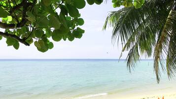Di pantai, pasir putih, kerusi lepak pantai