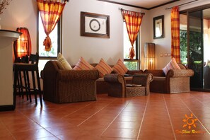 Villa, piscine privée | Coin séjour | Télévision à écran plat de 21 pouces avec chaînes par câble, télévision