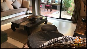 Un soggiorno moderno con un divano, un tavolino da caffè e vista sull'esterno.