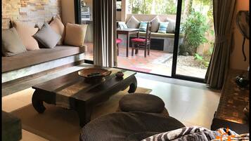 Studio Double Villa | Ruang tamu | 21 inci televisyen skrin rata dengan kabel, TV, pemain DVD