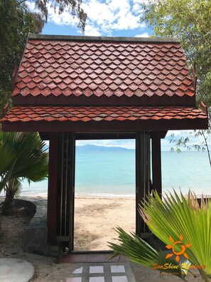 บนชายหาด, ทรายสีขาว, เก้าอี้อาบแดด