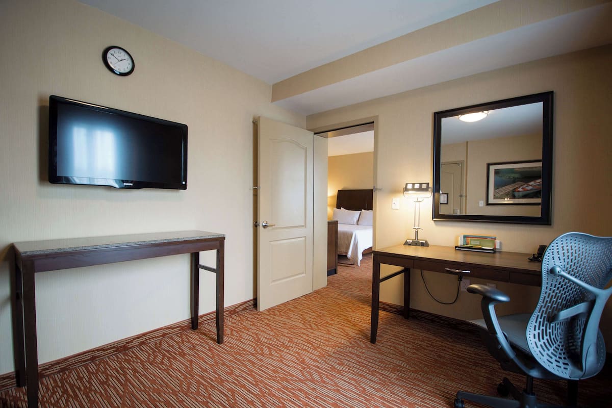 business suite, 1 king bed | in-room safe, desk, iron/ironing board, free cots/infant beds