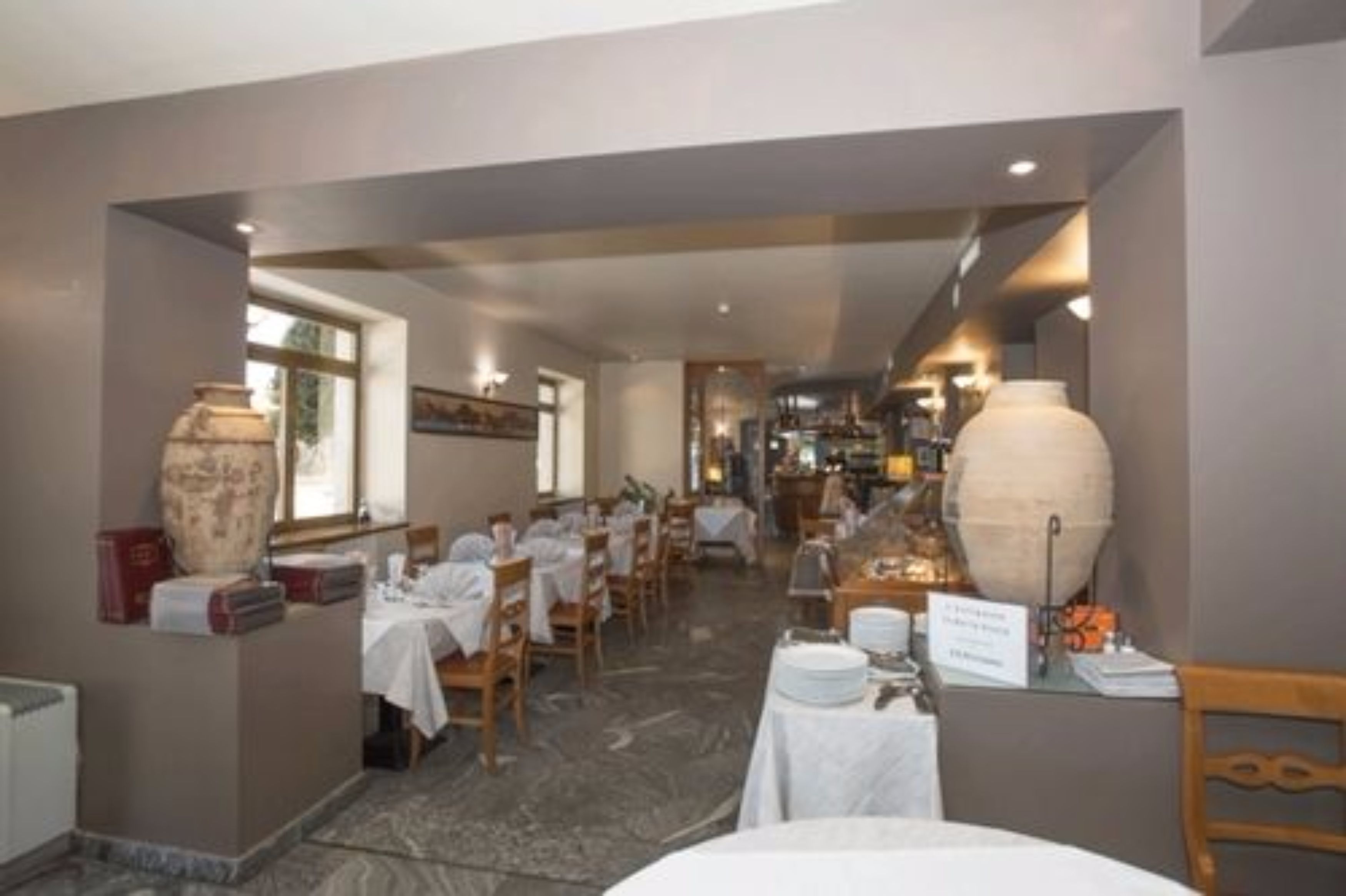 Sarapan, makan tengah hari, makan malam dihidangkan; masakan serantau 