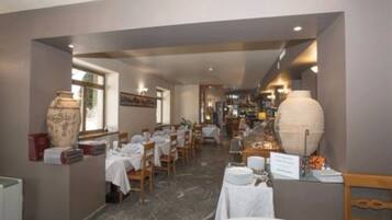 Breakfast, lunch, dinner served; Regional cuisine