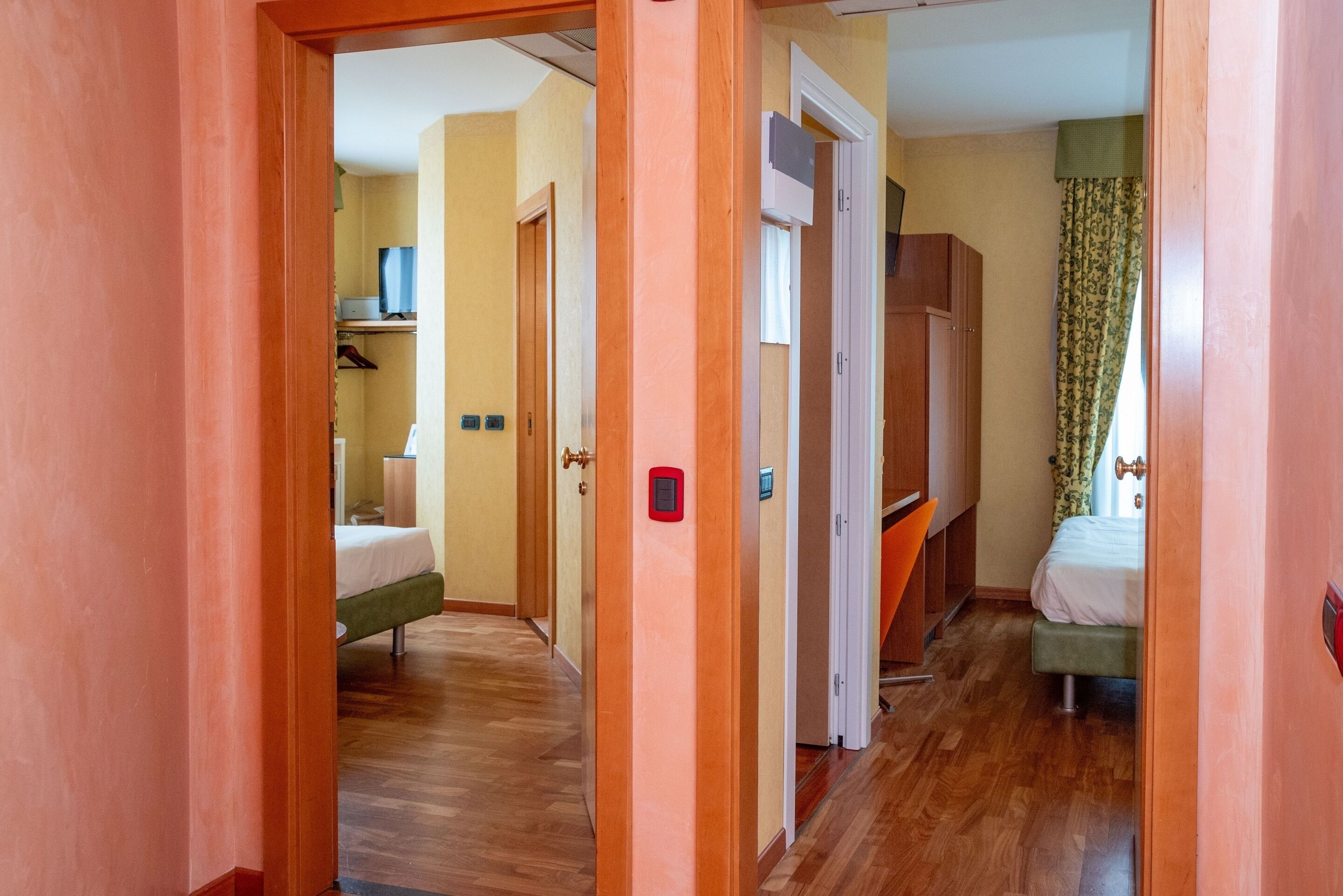 family room, connecting rooms | 1 bedroom, minibar, in-room safe, desk