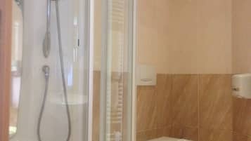 Ein modernes Badezimmer mit Duschkabine, Toilette und Bidet.