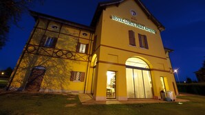 A two-story building with a sign reading "Hotel Corte di Pio Estensi." - Corte degli Estensi (Formigine)