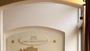 A wall with a map of Italy and the text "HOTEL CORTE DEGLI ESTENSI". - Corte degli Estensi (Formigine)