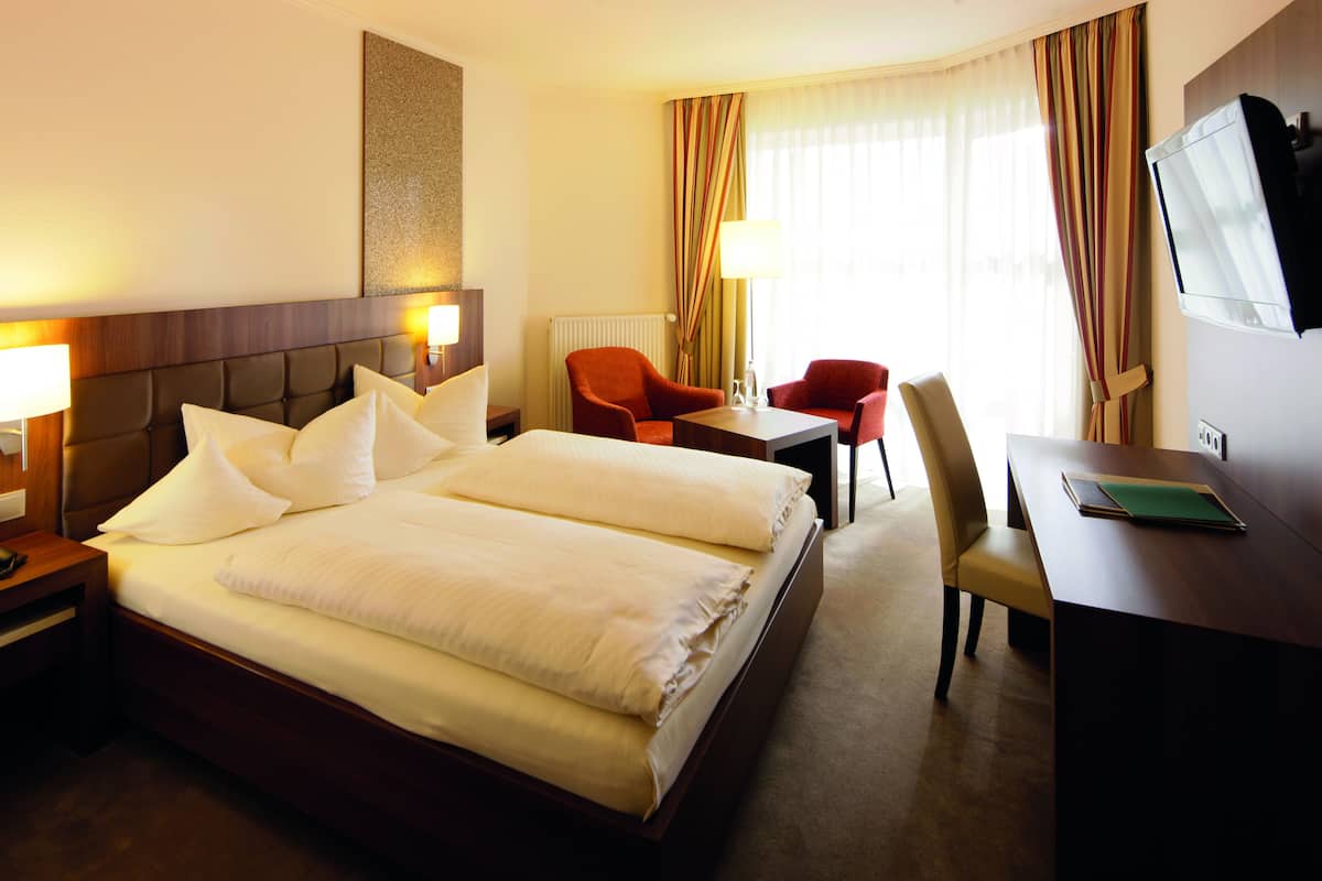 premium bedding, in-room safe, desk, laptop workspace