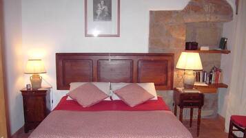 1 bedroom, hypo-allergenic bedding, iron/ironing board