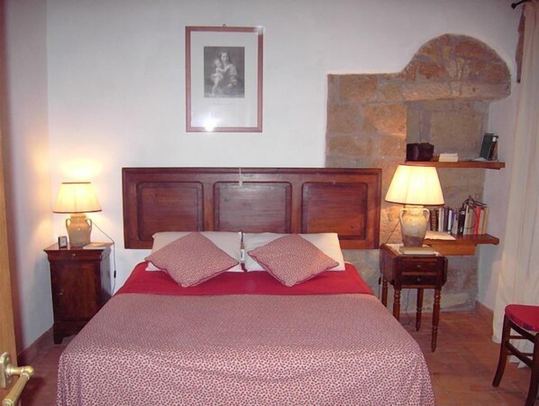 1 bedroom, hypo-allergenic bedding, iron/ironing board