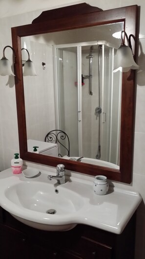 Loft Quad Room | Bathroom | Shower, free toiletries, hair dryer, bidet