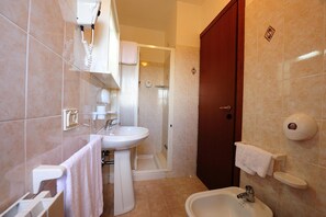 Een douche, een regendouche, gratis toiletartikelen, een haardroger