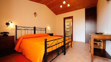 Quarto triplo | Roupas de cama premium, edredons de pluma, individualmente mobiliados