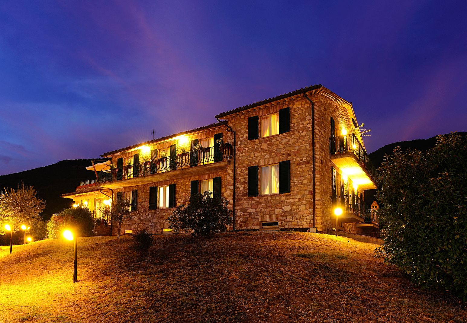 Fassade der Unterkunft – Abend/Nacht