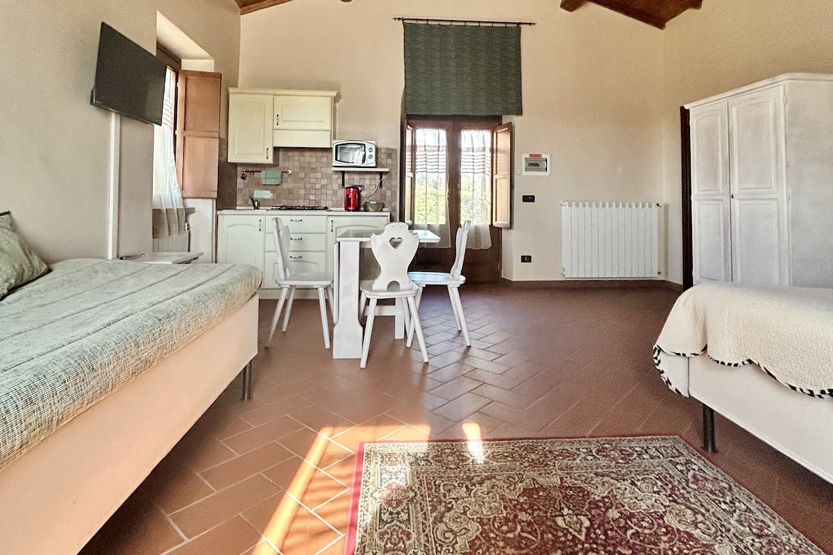 Romantic Studio (Frantoio) | Private kitchen | Mini-fridge, microwave, espresso maker, coffee/tea maker