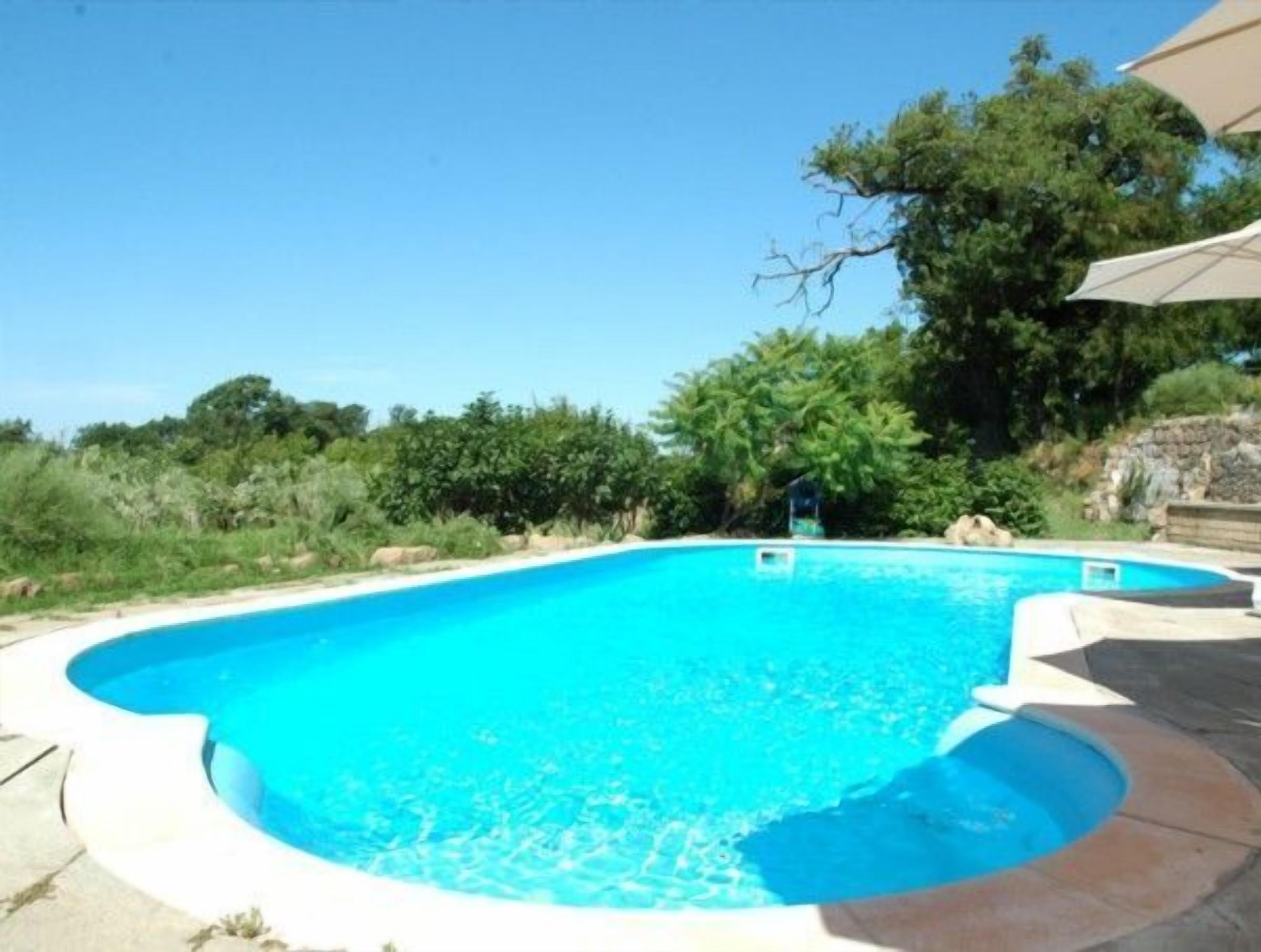 Außenpool (je nach Saison geöffnet), Sonnenschirme, Liegestühle