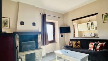 Elite Apartment (Nido del Gheppio) | Living area | 24-inch LCD TV with cable channels, TV