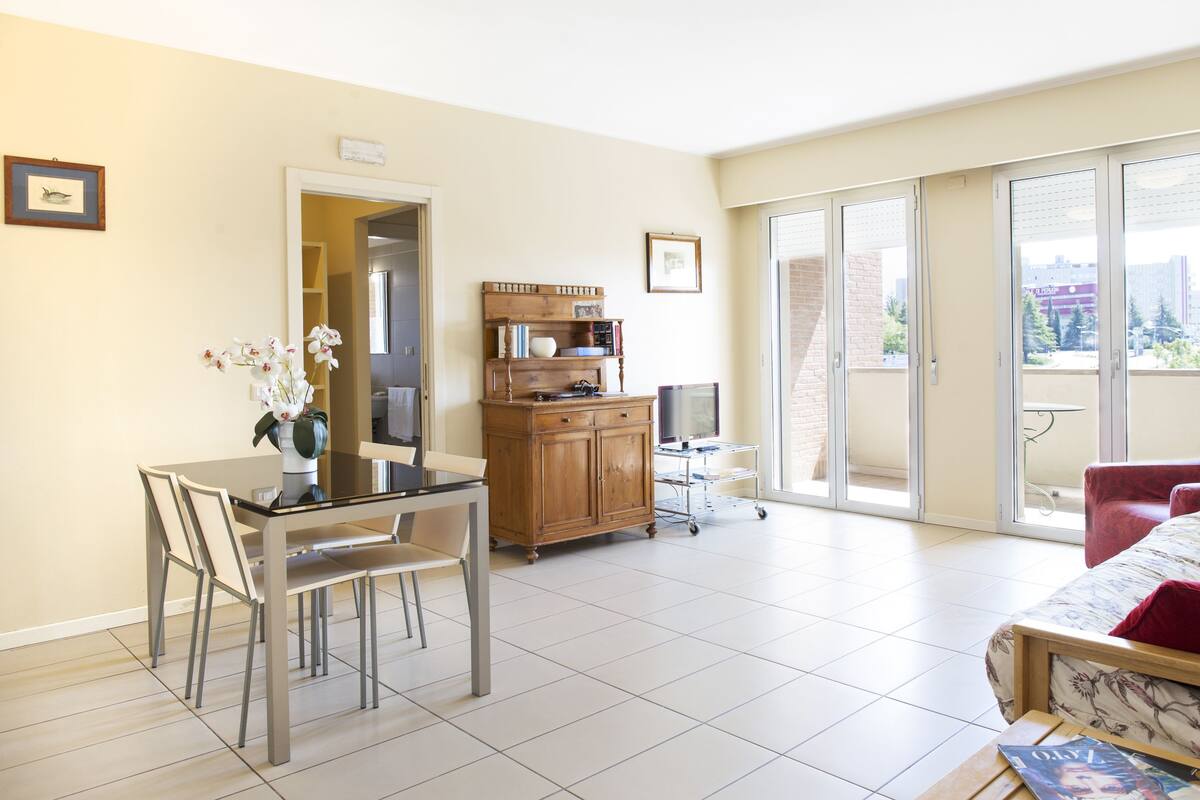Apartamento superior, 2 quartos, vista para a cidade | Sala de estar | TV de tela plana