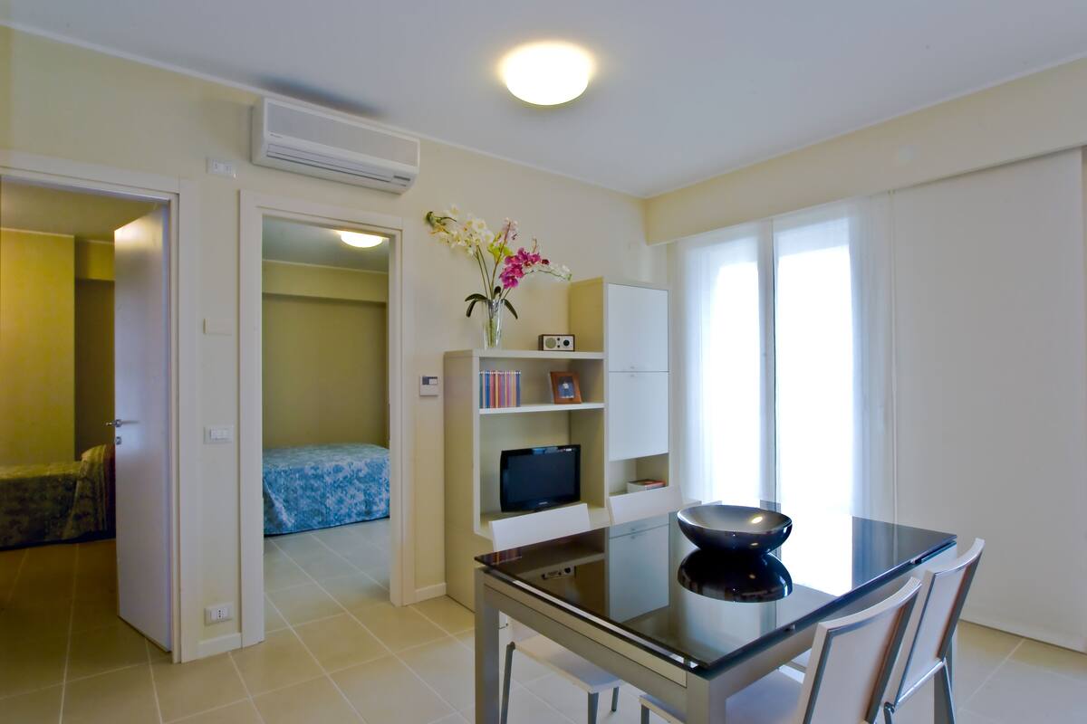 Apartamento luxo, 2 quartos, vista para a cidade | Opções para refeição no quarto