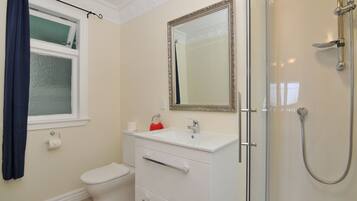 Queen Room, 1 Bed with Ensuite | Bathroom | Shower, hair dryer, towels