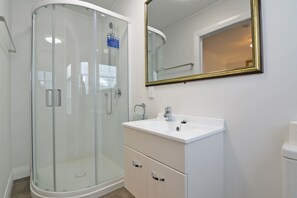Queen Room, 1 Bed with Ensuite | Bathroom