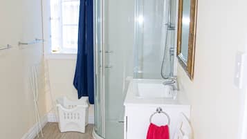 Superior-herbergi - með baði (2 Beds) | Baðherbergi | Sturta, hárblásari, handklæði