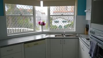 Geladeira grande, micro-ondas, fogão, cooktop