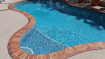 Piscina externa, piscina aquecida, guarda-sóis, espreguiçadeiras