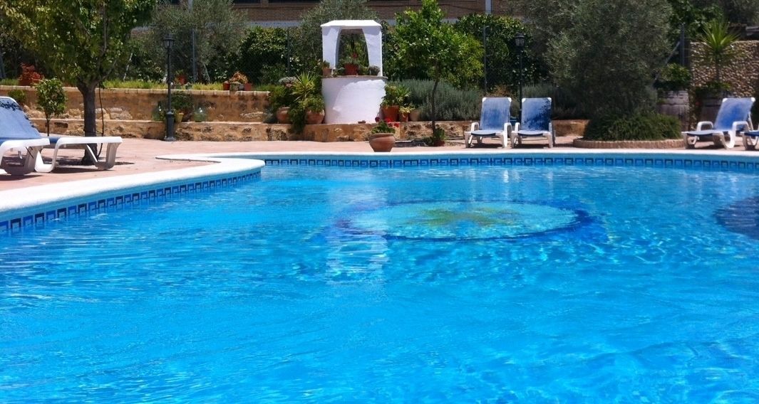 Una piscina al aire libre (de 10:30 a 20:30), sombrillas, tumbonas