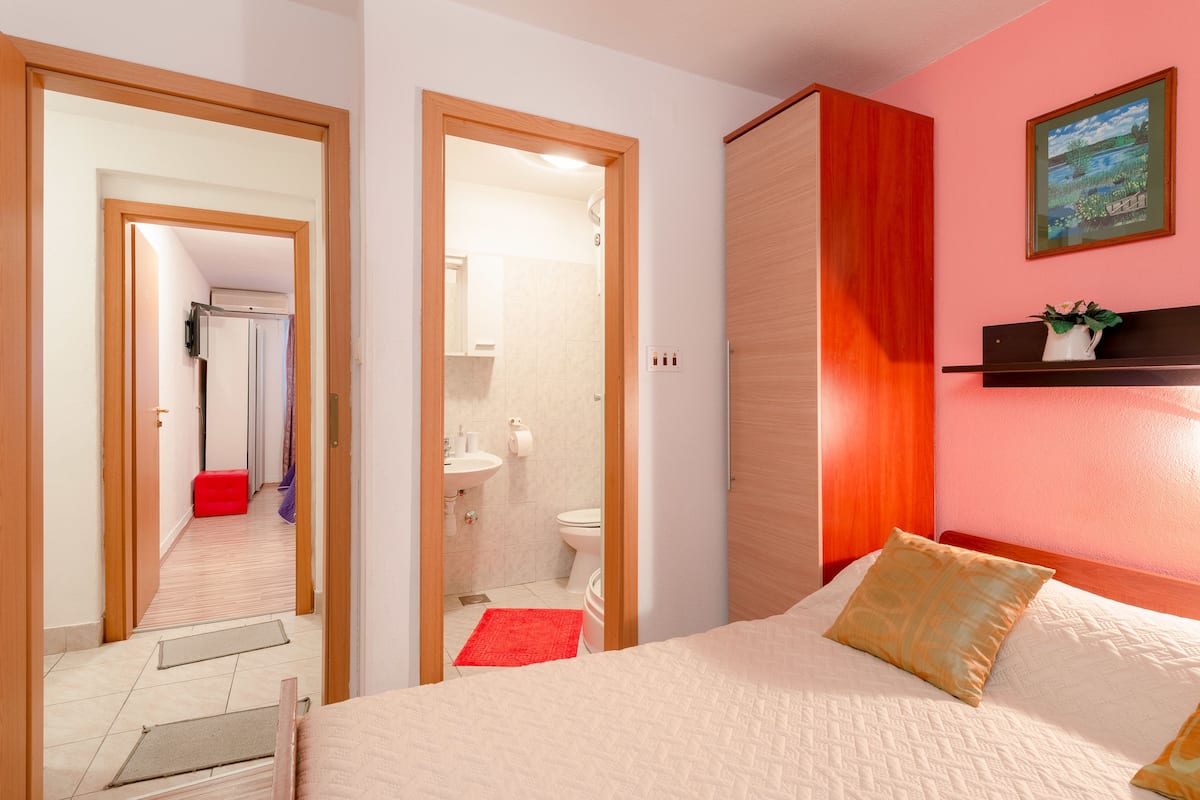 Colchones con efecto memoria, cortinas blackout y wifi gratis