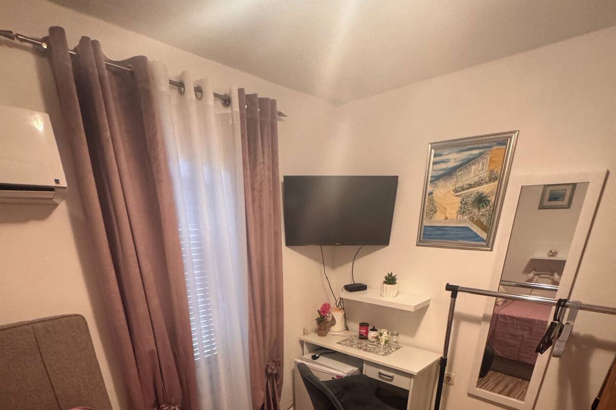 Single Room (Damira) | أسرّة بإسفنج يتكيف مع شكل الجسم وستائر تعتيم وواي فاي مجانًا