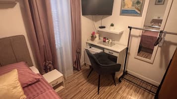 Single Room (Damira) | Camas con efecto memoria, cortinas blackout y wifi gratis