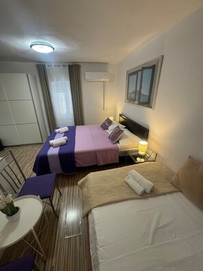 Værelse til 3 personer (Zoran) | Senge med madrasser af memory foam, mørklægningsgardiner, gratis Wi-Fi