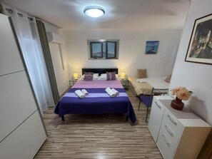 Triple Room (Zoran) | Memory-foam beds, blackout curtains, free WiFi - Rooms Damira Split (Split)