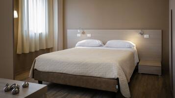 Minibar, una scrivania, ferro/asse da stiro, Wi-Fi gratuito