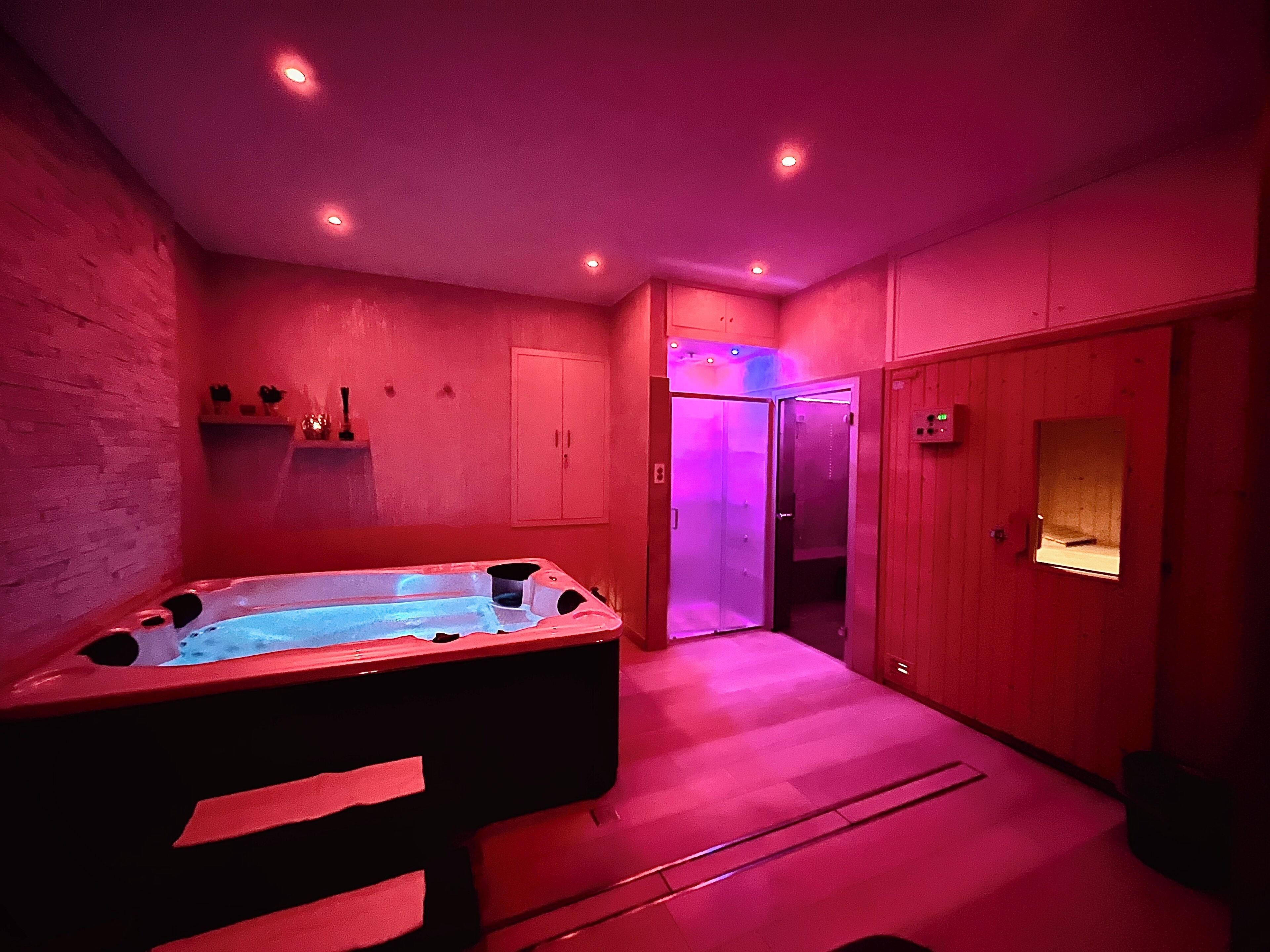 Kroppsbehandlinger, ansiktsbehandlinger og 2 behandlingsrom