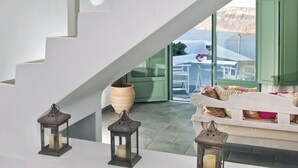 A modern staircase with a view of the sea. - Aura Marina Apartments Santorini (Santorini)